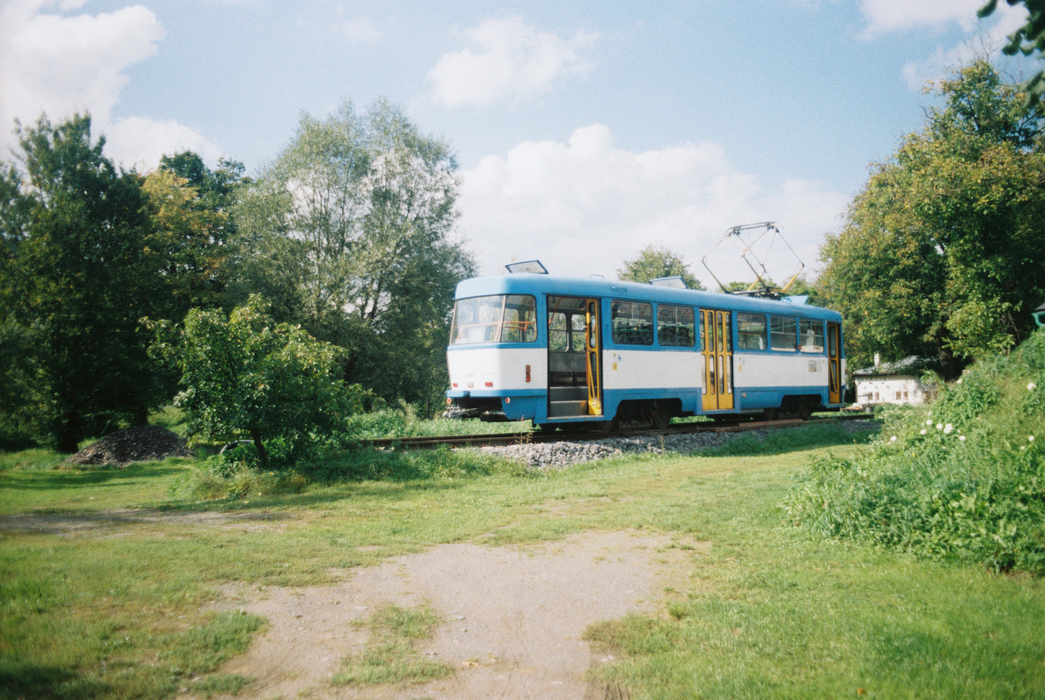 Ostravská tramvaj v Heřmánkách stojící